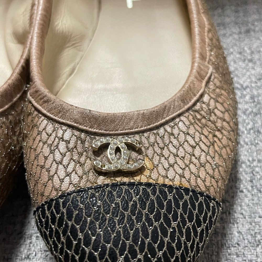 CHANEL Women's Brown and Black Textured Loafers - Picture 4 of 11